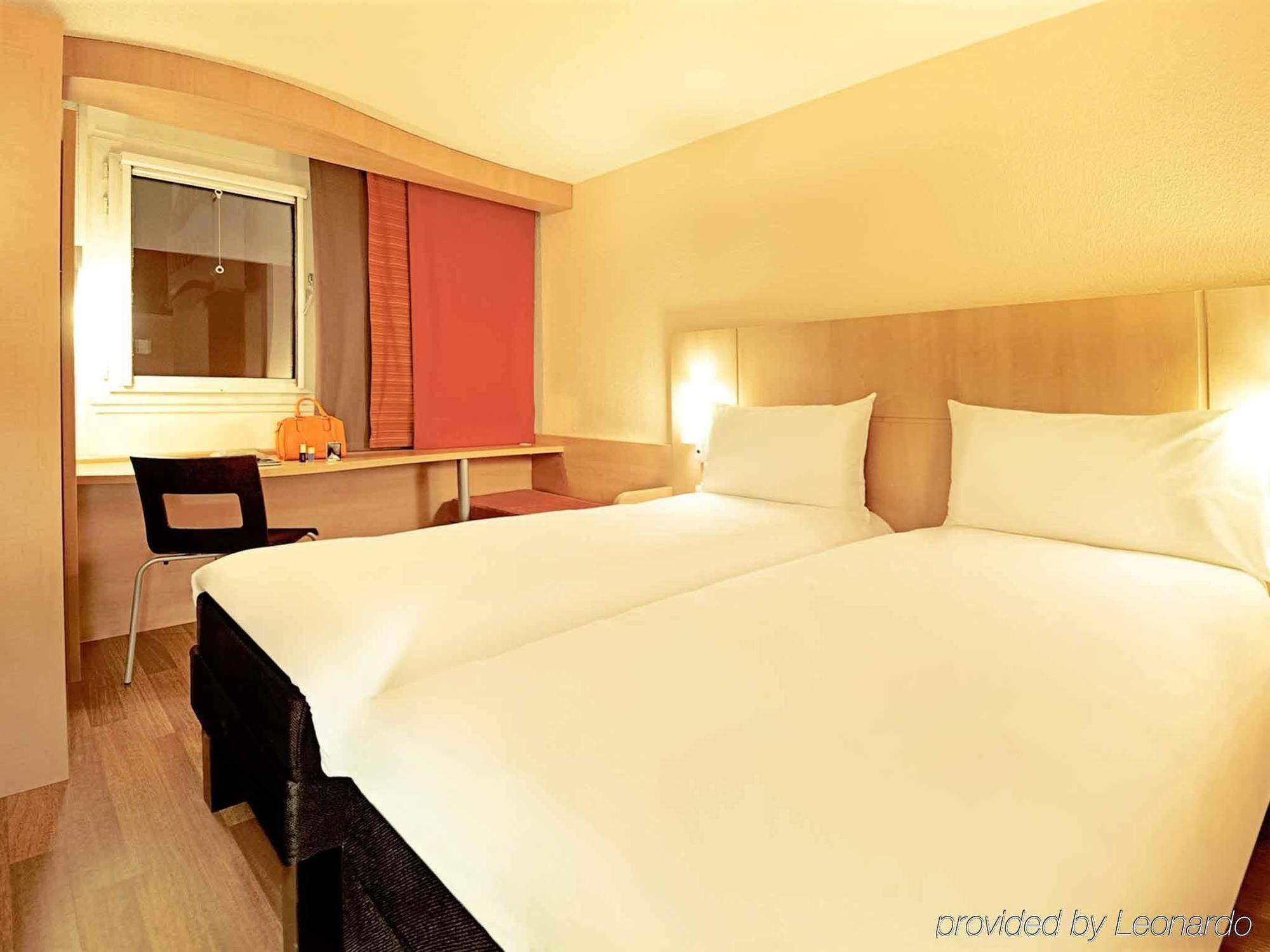ไอบิส น็องต์ ซองทร์ ตูร์ เบรอแตญ Hotel ภายนอก รูปภาพ